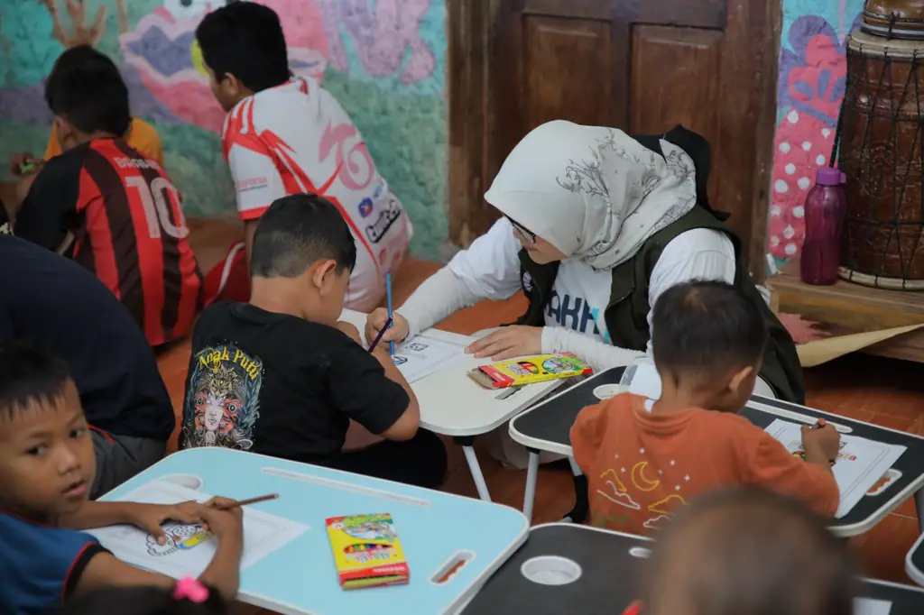 Telkom Gerakkan Relawan untuk Pelestarian Lamun di Pulau Pari
